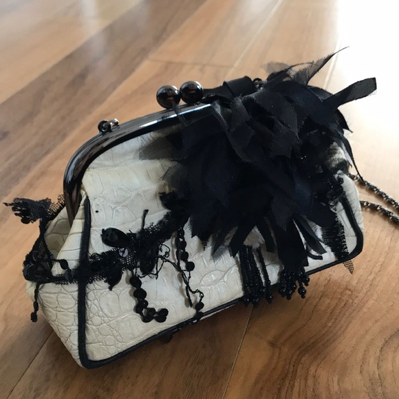 Mary Frances Handbags - 💕HP💕Mary Frances beaded clutch